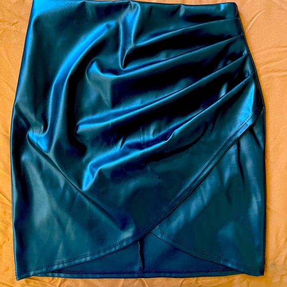 Cute leather black mini skirt. Never worn! - Picture 1 of 2